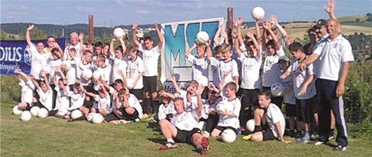 Ball total auf dem Sportplatz Strauben: Die Teilnehmer des diesjährigen Fußballcamps der JSG Burgbrohl in der Fotopause.  Privat