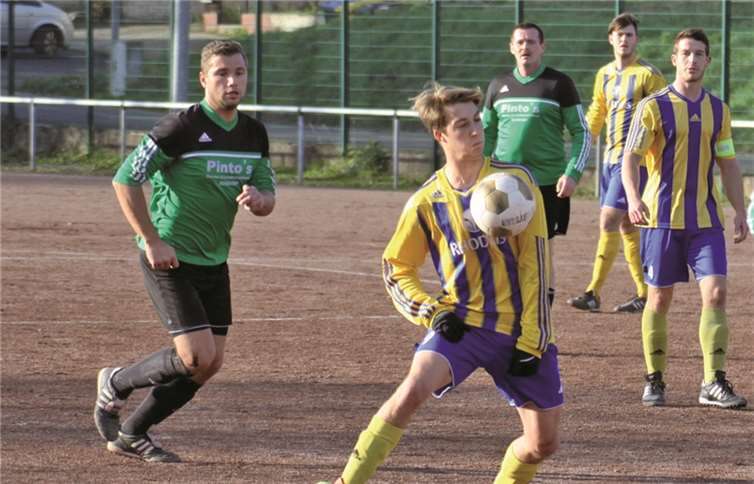 Ball und Gegner beherrschten die Spieler der SpVgg Burgbrohl bei ihrem klaren Auswärtssieg in Koisdorf. privat