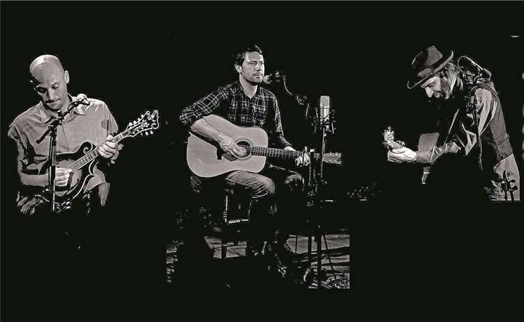 Ballad of Crows haben es mit ihrem Debütalbum unter die 15 besten Folk-Alben 2015 des Daily Telegraph (GB) geschafft.privat