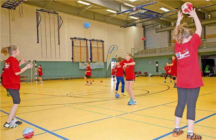 Ballsicherheitstraining mit unterschiedlichen Wurftechniken.
