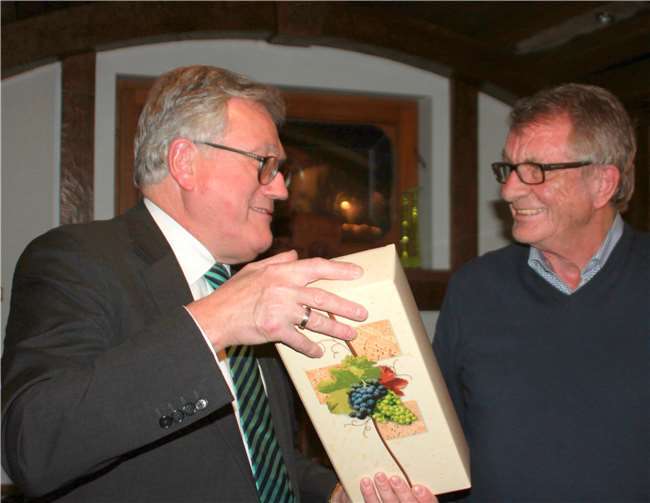 Balmes überreichte Johannes Becker für die stets gute Unterstützung und Zusammenarbeit ein Weinpräsent. Privat