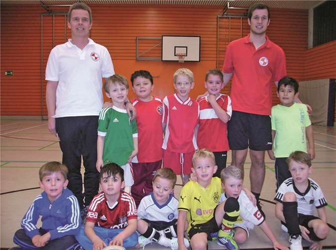 Bambini Erpel der Saison 2013/2014 (stehend v. l): Trainer Thomas Siebert, Fabian Jütte, A. Can Stanke, Adrian Hahn, Jan Richarz, Trainer Michael Siebert und Jonas Höse; (kniend v. l): Philipp Hirzmann, Baran Toz, Tim Wagner, Anton Klein, Matti Dietzmann und Bastian Liboth.Privat