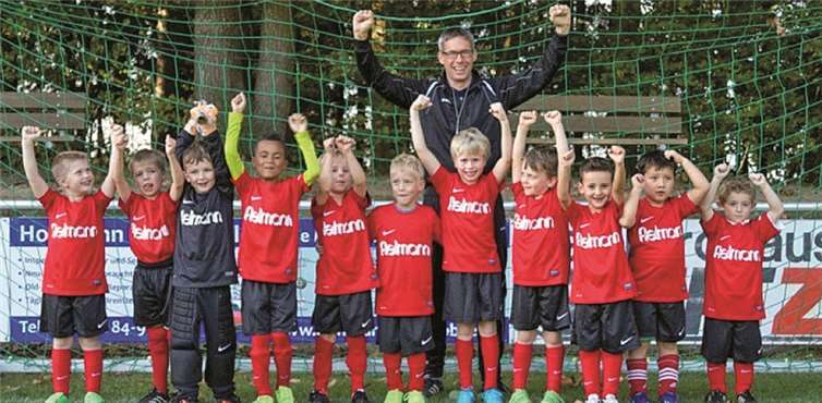 Bambini im neuen Outfit; strahlende Gesichter gab es nicht nur bei Trainer Sascha und Christian; v.l. Jannis Kraxner, Nils Apelt, Julian Moskopp, Lennart Weyer, Raul Schmitt, Max Talhoff, Hannes Oettgen, Silas Reusch, Gazjon Merovci, Maximilian Althoff und Finn Ackermann.privat