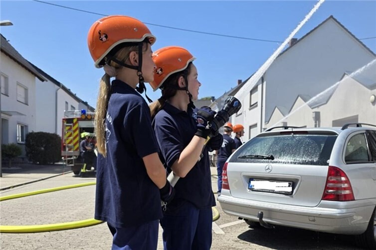 Bambinis und Jugendfeuerwehr zeigten am Sonntag ihr Können bei einer gemeinsame Übung.