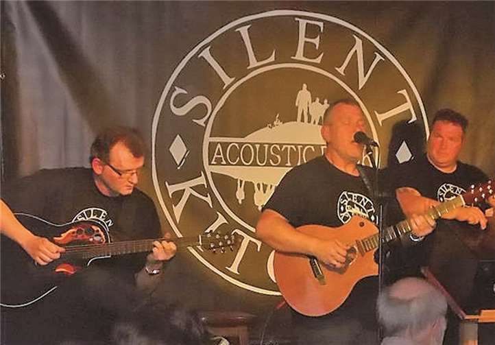 Bandfoto der Akustik-Rockband „Silent Kitchen“. privat