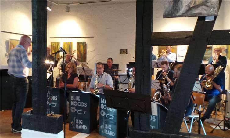 Fetziger Sound mit der Blue Moods Big Band Bandleader Gerhard Halene und die Blue Moods Big Band brachten fetzigen Sound in den Köllenhof. Gemeinde Wachtberg/mf