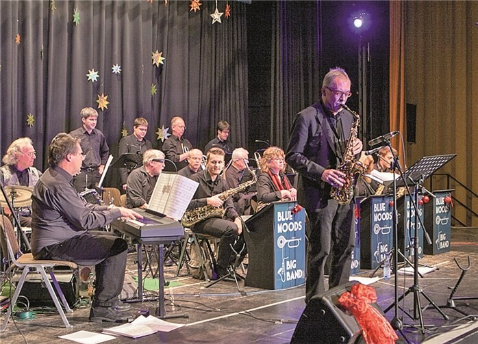 Bandleader Jürgen Dietz zeigte beim Auftritt der „Blue Moods“ in der Berkumer Aula sein solistisches Können am Saxophon. JOST