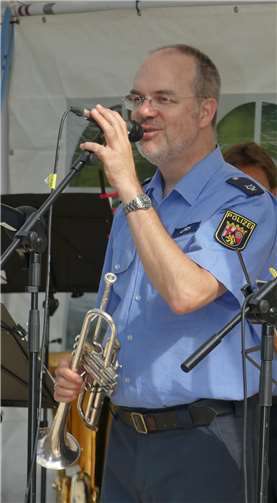 Benefizkonzert zugunsten der Flutopfer an der Ahr  Bandleader und Moderator Joachim Lösch stellte seine Band vor und sagte das abendliche Musikprogramm an.