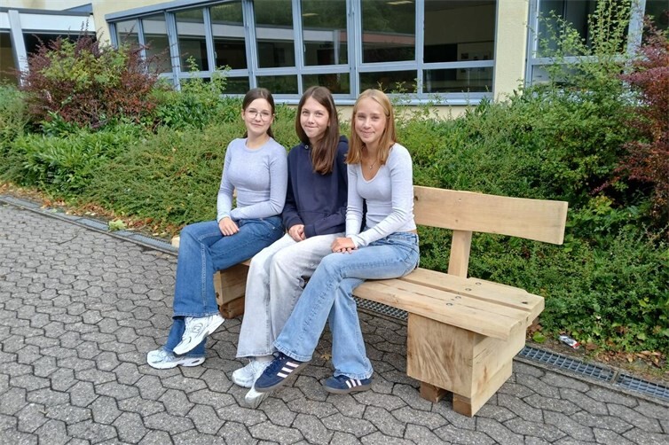Bank auf dem Schulgelände