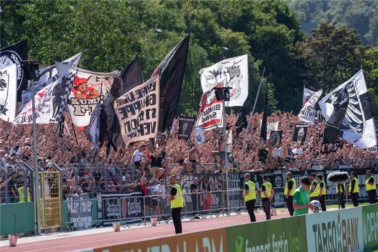 DFB-Pokal: Ein großer Tag für FV Engers Banner, Fahnen und Gesang in der Frankfurter Fankurve.
