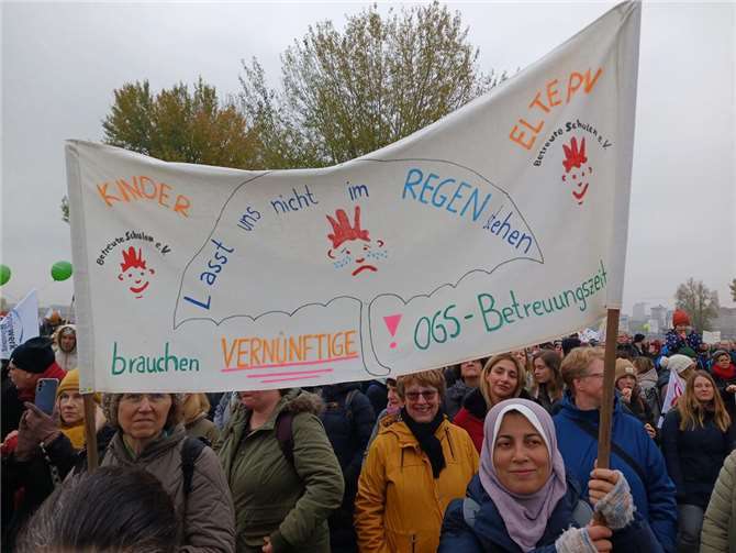 Banner „Lasst uns nicht im Regen stehen“.