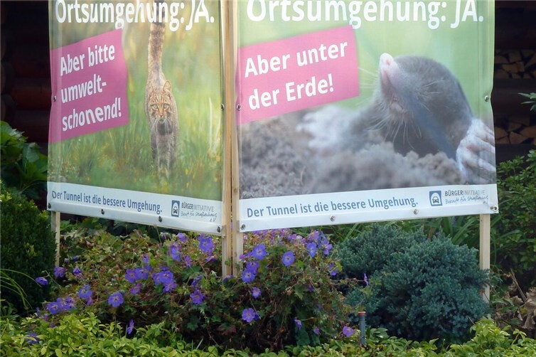 Banner mit dem Slogan „Der Tunnel ist die bessere Umgehung“ werben für die von der BI bevorzugte Lösung.