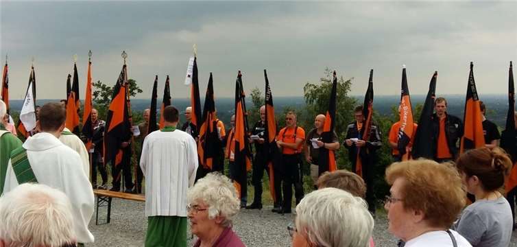 Bannerabordnungen aus ganz Deutschland, darunter auch von Kolping St. Martin, Lahnstein, feierten den Gottesdienst unter freiem Himmel auf er Haniel-Halde im „Pott“.  privat
