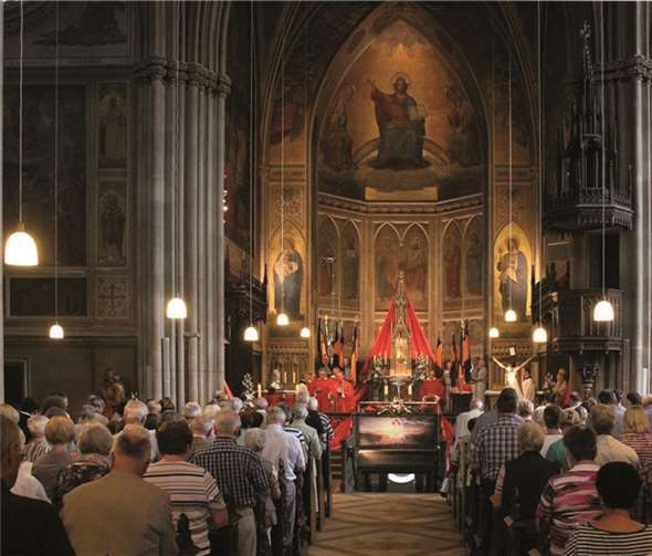 Bannerabordnungen der einzelnen Kolpingsfamilien standen Diözesanpräses Thomas Gerber zur Seite. privat