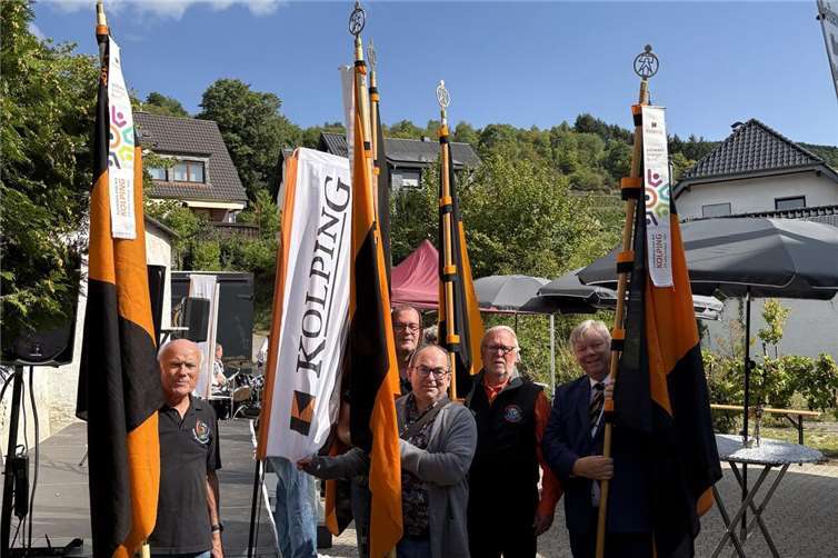 Kolpingsfamilie Altenahr feierte 100-jähriges Bestehen Bannerträger der Kolpingsfamilien Kirchzarten, Altenahr, Marktoberdorf, Sinzig und des Diözesanverbands Trier.