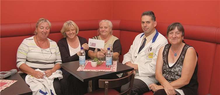 Barbara Beckmann nahm das Geld von Betriebsleiter Domenico Korthals sowie den Belegschaftsmitgliedern Edeltraut Gries, Dagmar Ratzke und Therese Großhauser entgegen.  Privat