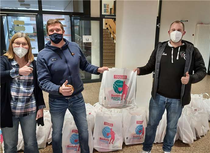 Barbara Bienentreu, Schulleiterin der GGS und Sportlehrer Matthias Hünerbein nahmen die Toolboxen in Empfang. Foto: privat