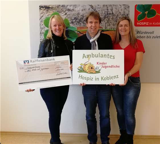 Barbara Daum und Myriam Müllers bei der Scheckübergabe. Foto: privat