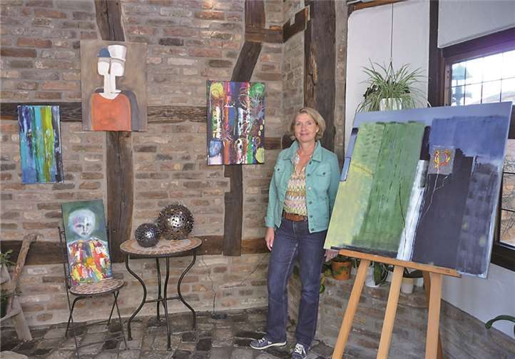 Barbara E. Kleins Acrylarbeiten gewinnen im Ambiente Arzdorfer Höfe.