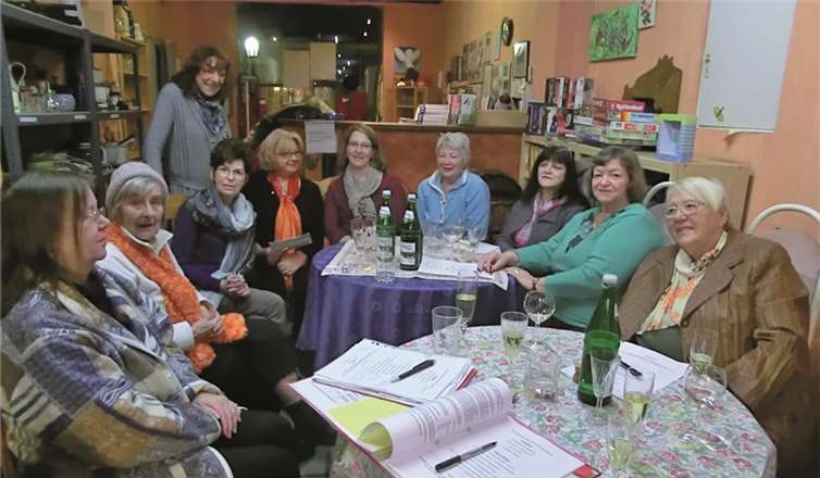 Barbara Ehret-Heck (4.v.l.) und Simone Römermann (5.v.l.) bei den Frauen von „Petras Lädchen“ und der AsF-Vorsitzenden und Landtagsabgeordneten Petra Elsner (hinten stehend). privat