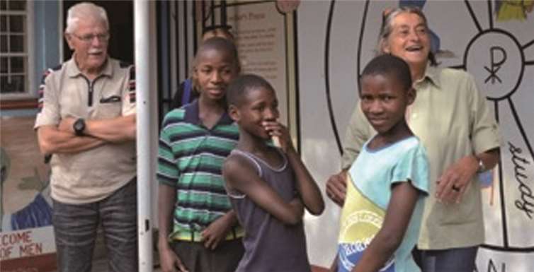 Barbara-Elisabeth Schulke, Vorsitzende der Deutsch-Namibischen Schulpartnerschaft, kümmert sich mit ihrem Mann Kai um die Farm-Schule in Mphe Thuto, Namibia.privat