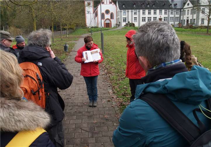 Barbara Friedhofen gibt spannende Einblicke in die Geschichte von „Müllern, Mönchen und Römern in Sayn“. Foto: Stadt Bendorf am Rhein