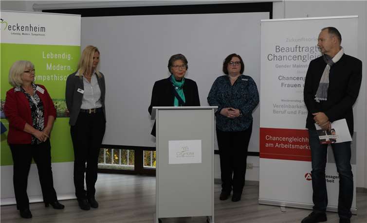 Barbara Genscher (Mitte) begrüßte die Gäste.CEW