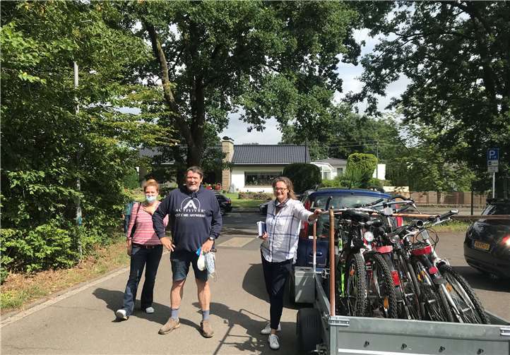 Barbara Gunst-Assimenios und Reiner Lanzrath mit einer Praktikantin bei der Fahrradübergabe an die Zentrale Unterbringungseinrichtung in Sankt Augustin.Foto: Gemeinde Swisttal