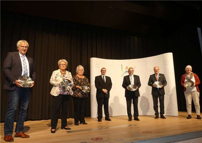 Verdiente Persönlichkeiten für ihr Engagement geehrt Barbara Hansen (Kaltenengers), Marika Kohlhaas (Mayen), Rolf Rockenbach (Weitersburg), Barbara Lübke-Becker (Gering) Rüdiger Schäfer (Andernach) und Torsten Schambortski (Mühlheim-Kärlich) erhielten den kleinen Wappenteller.
