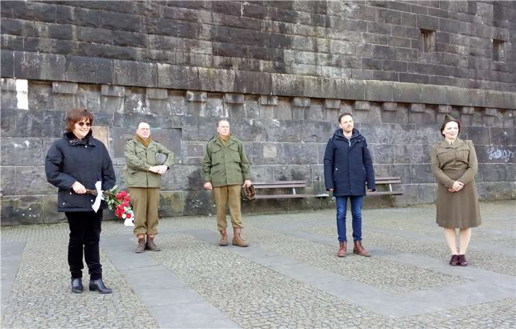 Barbara Heimbach und Björn Ingendahl (Vorstand Friedensmuseum) mit drei Mitgliedern der Gruppe Living History. Fotos: privat