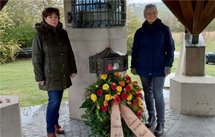 Barbara Heimbach und Karin Keelan legten einen Kranz nieder an der Schwarzen Madonna. Foto: privat
