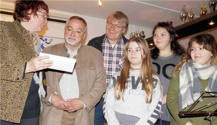 Barbara Heymann, Wolfgang Krüger, Ulrich Kirch, Denise Dähn, Kathrin und Emilia Kessler (v.l.) bei der Spendenübergabe.privat