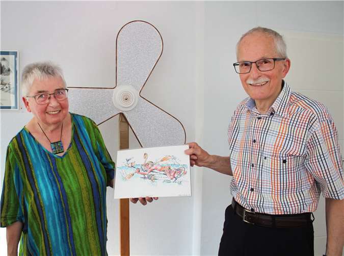 Barbara Kessler und Peter Kessler halten die gerade verkaufte Karikatur „Wasservelo“ in die Kamera. Fotos: HG