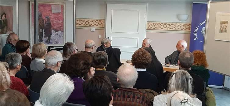 Barbara Kirschbaum, Bruder Lukas und Richard Keuler bei der Finissage der Ausstellung.  Foto: Gisela Reichrath