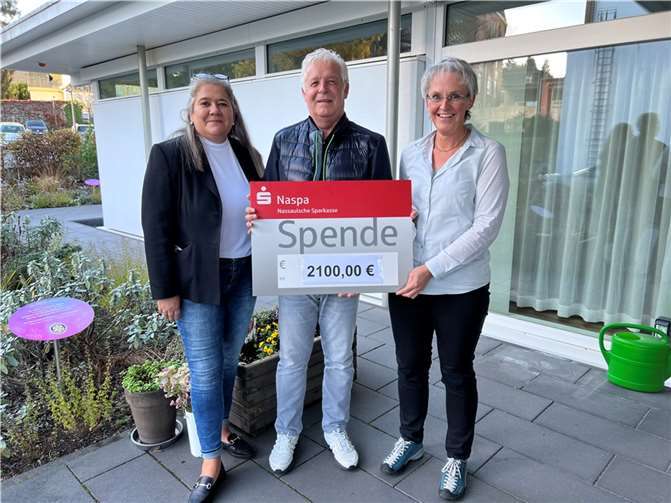 Barbara Lassmann-Daubach und Heiko Daubach mit Hospizleiterin Eva-Maria Hebgen (rechts)  Foto: Dernbacher Gruppe Katharina Kasper