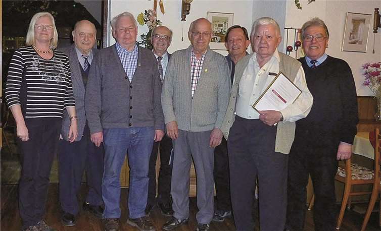 Barbara Nöst-Butz (Chorleiterin), Hans Ebert (Ehrenvorsitzender des Chorverbandes Mayen), Bernd Trapp, Willi Thies, Detlev Müller, Ernst Schüller, Otto Ziss, Wolfgang Boeck (Vorsitzender der Liederkranzchöre) (v.l.). privat