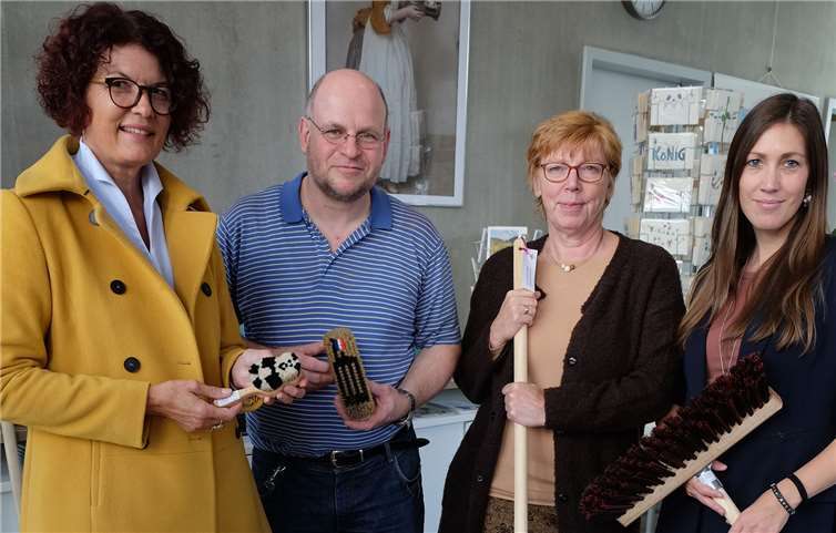 Barbara Schöllkopf, Konrektorin an der Landesblindenschule, Jochen Kluge, der Leiter der dortigen Lehrwerkstatt, Amtsleiterin Petra Neuendorf und TI-Leiterin Vanessa Selent (von links) freuen sich über das neue Angebot.Foto: Stadtverwaltung