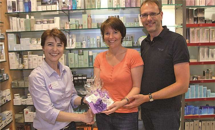 Barbara Summerer (links) überreicht den ersten Preis an Susanne Stanko/ Volker Montermann.WAMFO.DE