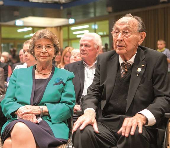 Ein leidenschaftlich bekennender Europäer Barbara und Hans-Dietrich Genscher freuen sich über die Auszeichnung.