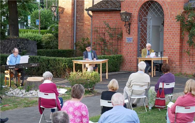 Bardo Becker, Christoph Schwaegermann und Hans-Ulrich Reh (von links) brachten den lauen Sommerabend zum Klingen. Fotos: CD