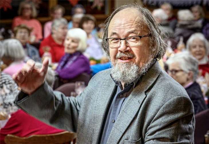 Bardo Becker bei einem seinem Einsätze als Chorleiter. Foto: Anton Simons/AW-Wiki