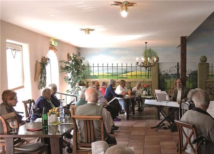 Bardo Becker wusste, wie er die Seniorinnen und Senioren mit bekannten Melodien und Liedern einstimmt. Privat