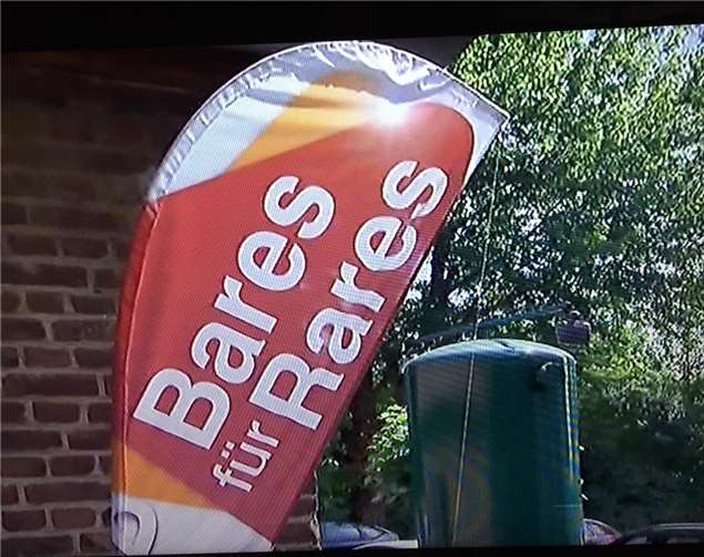 „Bares für Rares“-Fahne im Pulheimer Walzwerk.