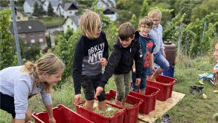 Barfuß zu Maischen war natürlich ein Riesenspaß!Fotos: Dekanat Maifeld-Untermosel