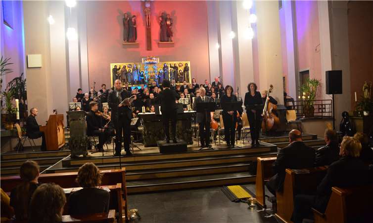 Bariton Fabian Glück, das Schöneck Ensemble, Dirigentin Dr. Ute Mittelberg, der Chor Con Spirito Kärlich und die Sprecher Alois Weller, Kerstin Specht und Britta HolzheimerFotos: privat