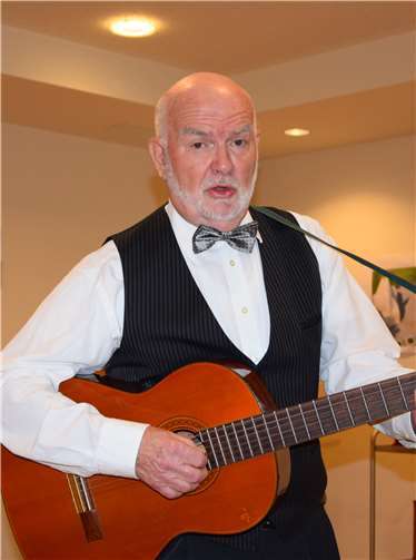 Bariton Günter Orthey wusste den Saal mit seiner kräftigen Stimme auszufüllen.