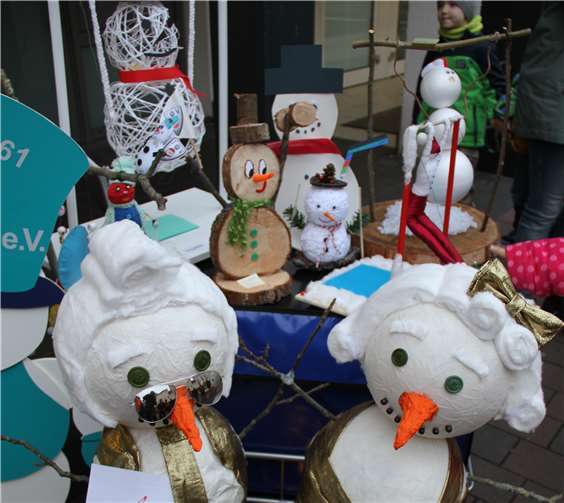 Barockfrisuren haben diese beiden Schneemänner.