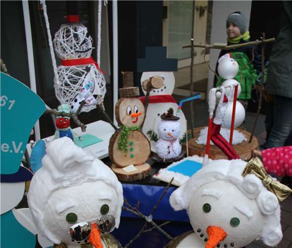Barockfrisuren haben diese beiden Schneemänner.