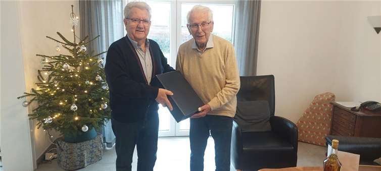 Barthel Knieps erhielt ein Weinpräsent.  Foto: privat
