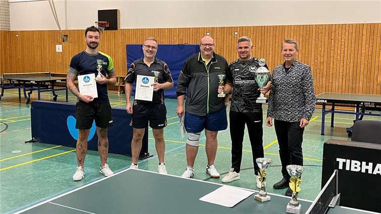 Bartholomäus Bentkowski, Michael Lohner, Abteilungsleiter Bernd Ockenfels, Stadtmeister Herren A Markus Beckmann, 2. Beigeordneter der Stadt Peter Busch. Foto: Bernd Ockenfels